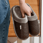 [Compre 1 Leve 2] Pantufla Ortopédica de Cuero – Interior Afelpado [Antiodor]